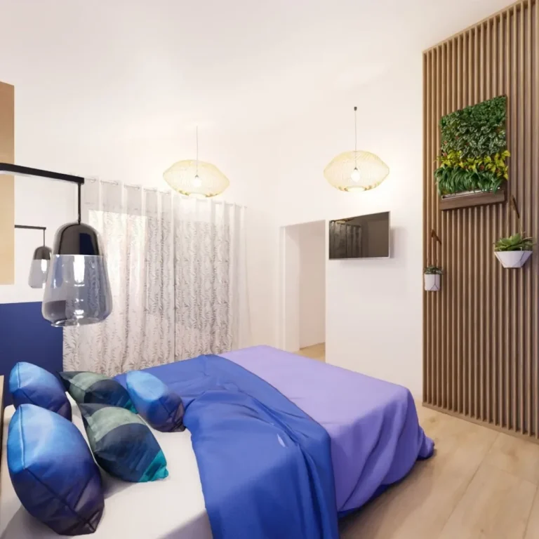 chambre parentale chambre parentale avec parure de lit bleu, décoration murale avec des tasseaux de bois du sol au plafond face au lit, un parquet au sol