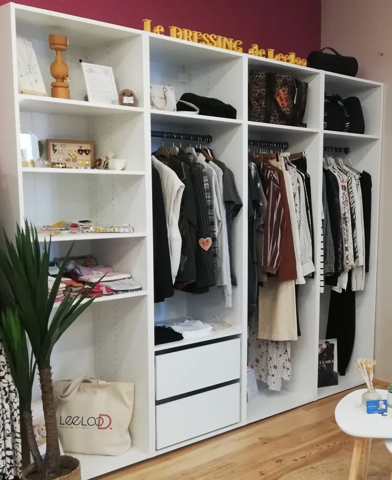 dressing dressing blanc avec 3 penderies 2 tiroirs et des étagères