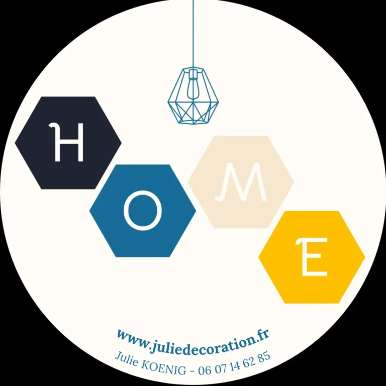 HOME par Julie Décoration dessin avec des hexagones noir bleu beige doré avec les lettres H O M E et une lampe